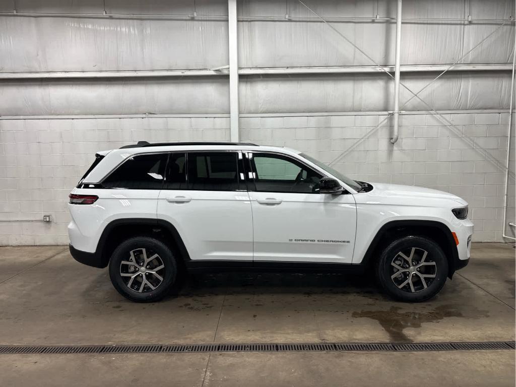new 2025 Jeep Grand Cherokee car, priced at $47,165