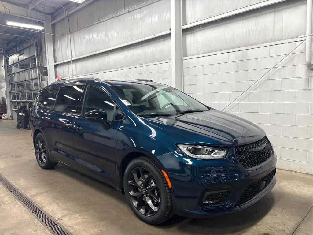 new 2025 Chrysler Pacifica car, priced at $52,457