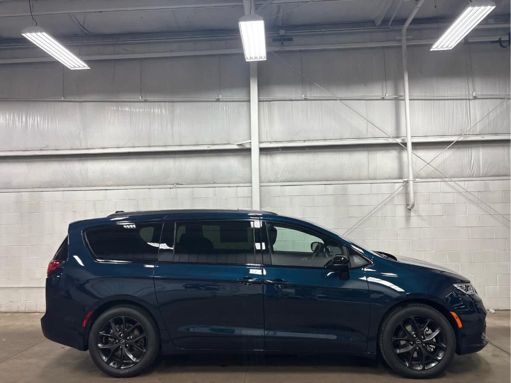 new 2025 Chrysler Pacifica car, priced at $52,457