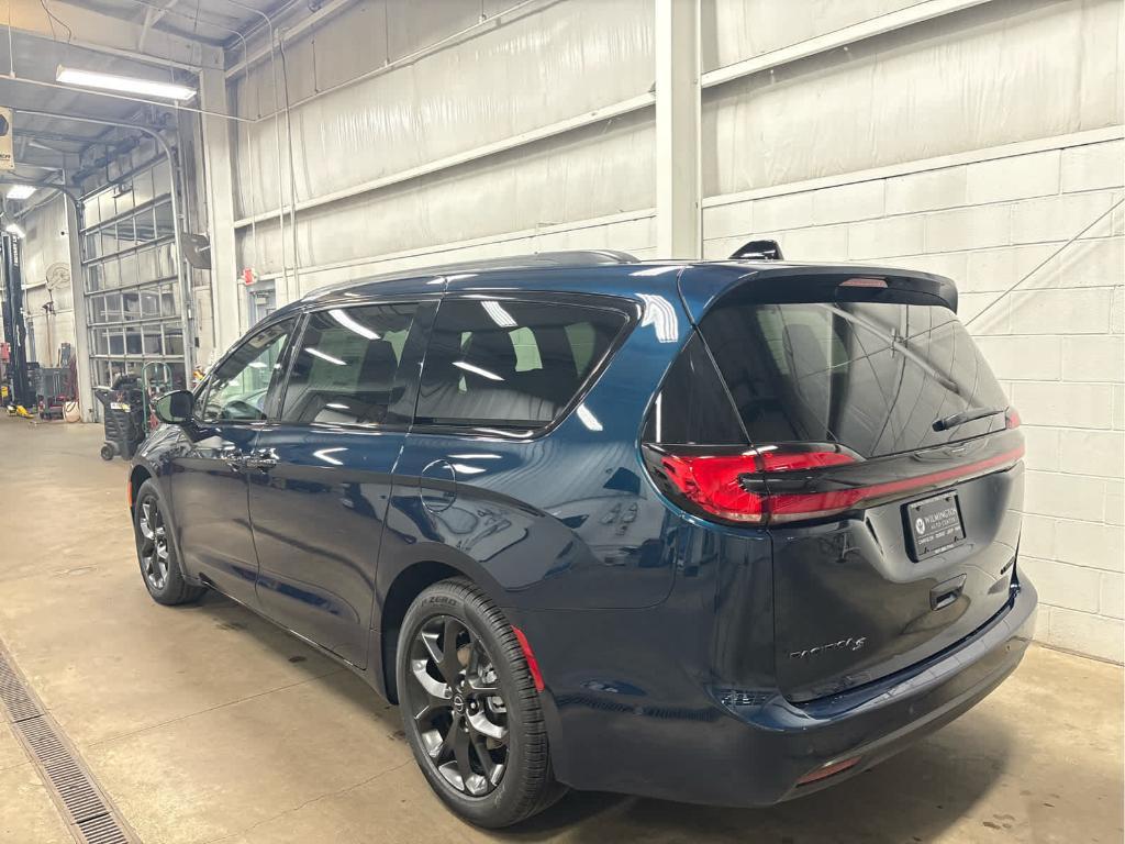 new 2025 Chrysler Pacifica car, priced at $52,457