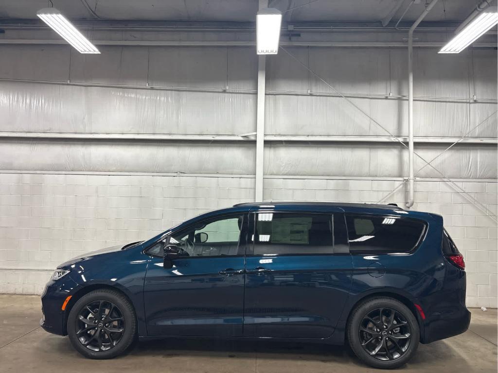 new 2025 Chrysler Pacifica car, priced at $52,457