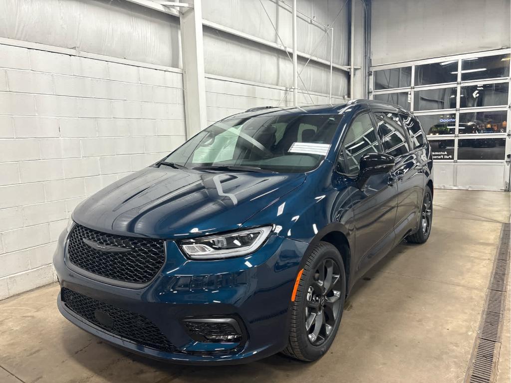 new 2025 Chrysler Pacifica car, priced at $52,457