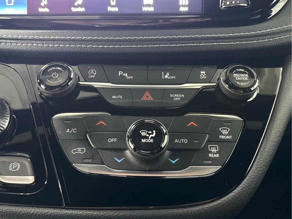 new 2025 Chrysler Pacifica car, priced at $42,019