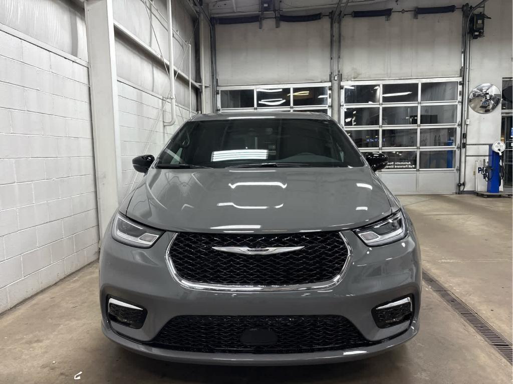 new 2025 Chrysler Pacifica car, priced at $42,019