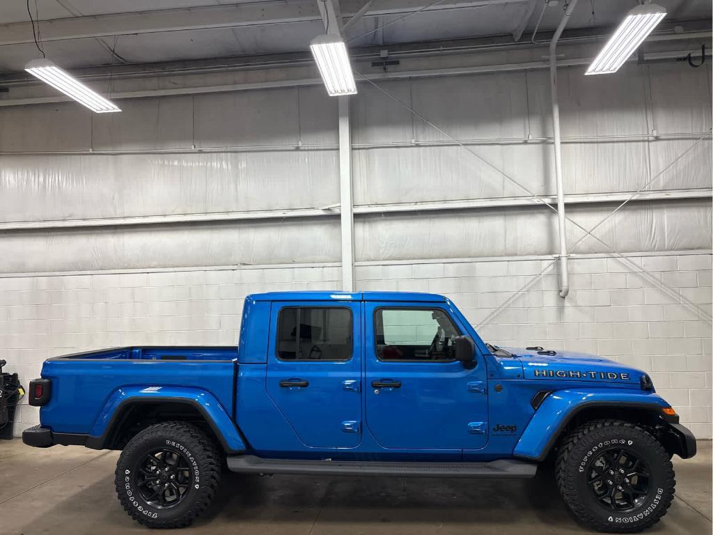 new 2025 Jeep Gladiator car, priced at $50,180
