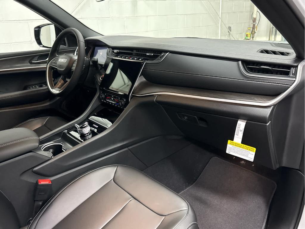 new 2025 Jeep Grand Cherokee car, priced at $50,390