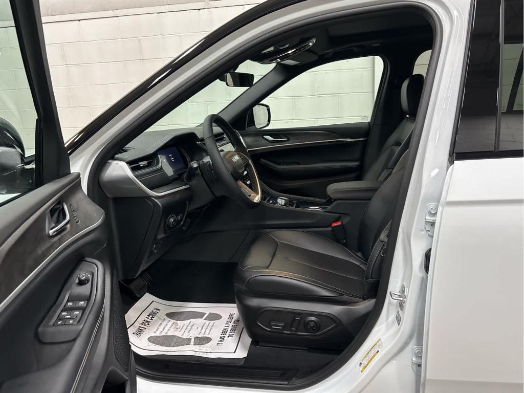 new 2025 Jeep Grand Cherokee car, priced at $50,390