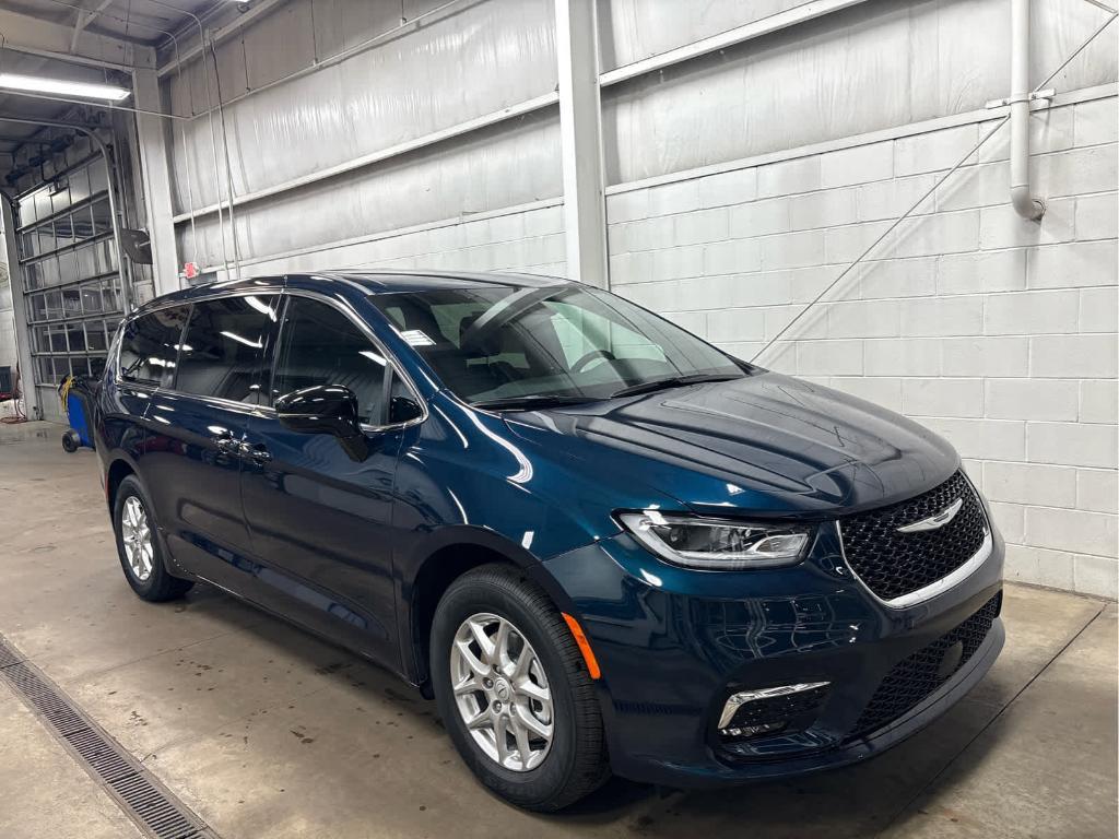 new 2025 Chrysler Pacifica car, priced at $42,019