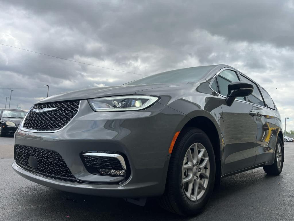new 2025 Chrysler Pacifica car, priced at $42,980