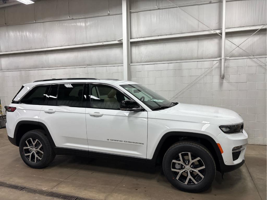 new 2025 Jeep Grand Cherokee car, priced at $48,000