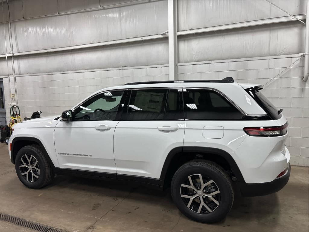 new 2025 Jeep Grand Cherokee car, priced at $48,000