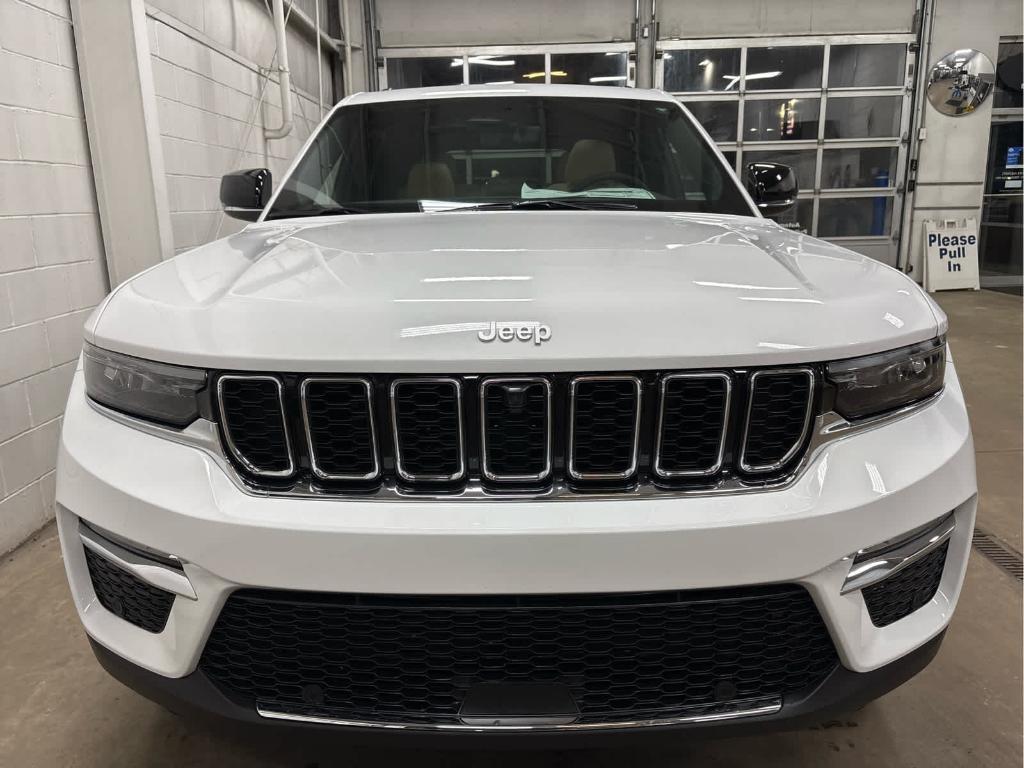 new 2025 Jeep Grand Cherokee car, priced at $48,000