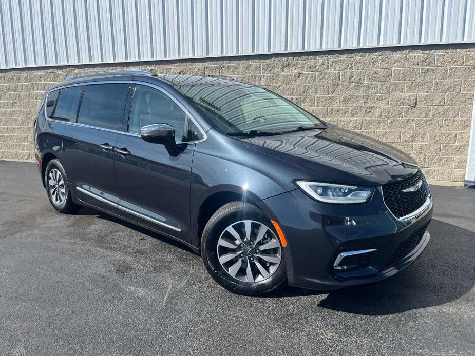 used 2021 Chrysler Pacifica Hybrid car, priced at $32,000