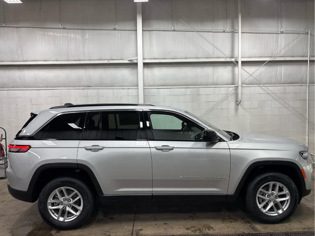 new 2025 Jeep Grand Cherokee car, priced at $39,917