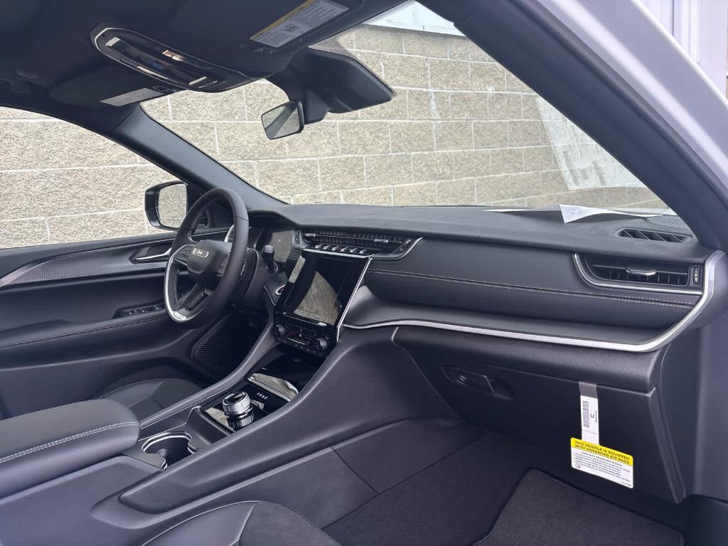 new 2025 Jeep Grand Cherokee car, priced at $41,598