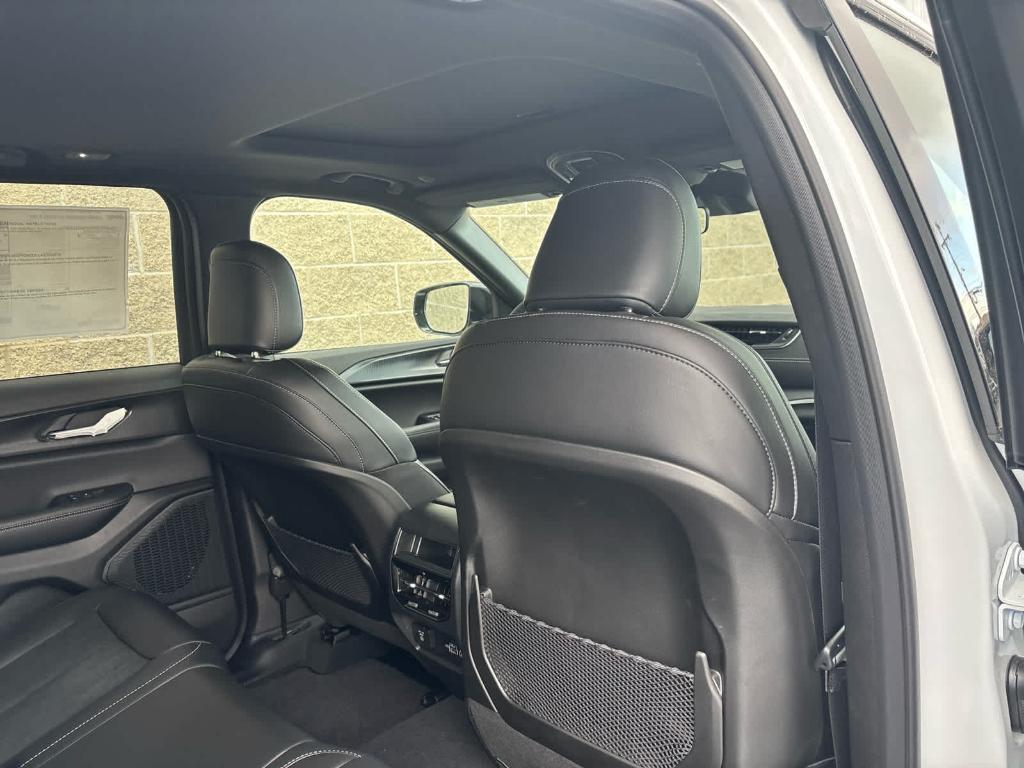 new 2025 Jeep Grand Cherokee car, priced at $41,598