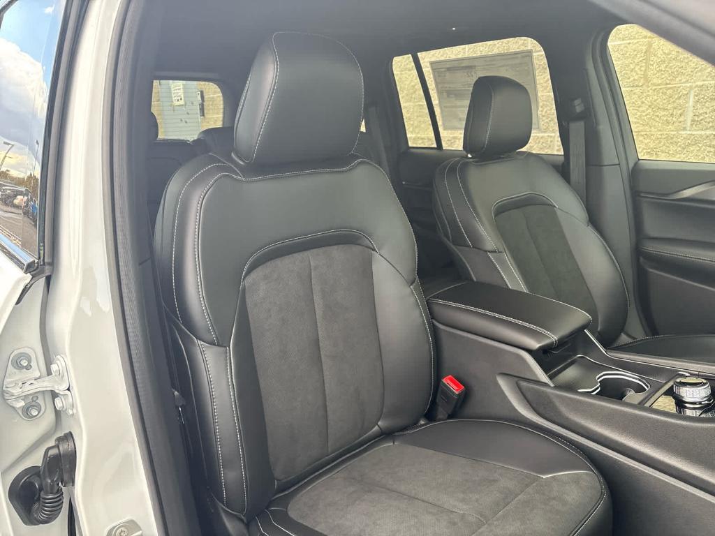 new 2025 Jeep Grand Cherokee car, priced at $41,598