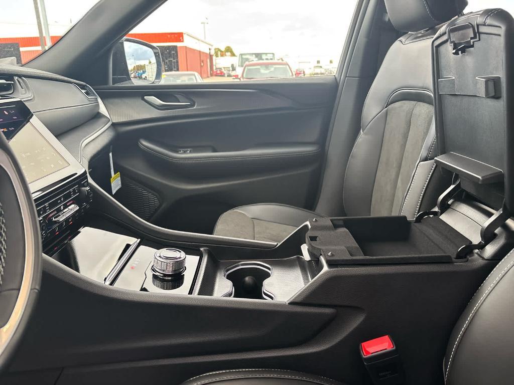 new 2025 Jeep Grand Cherokee car, priced at $41,598