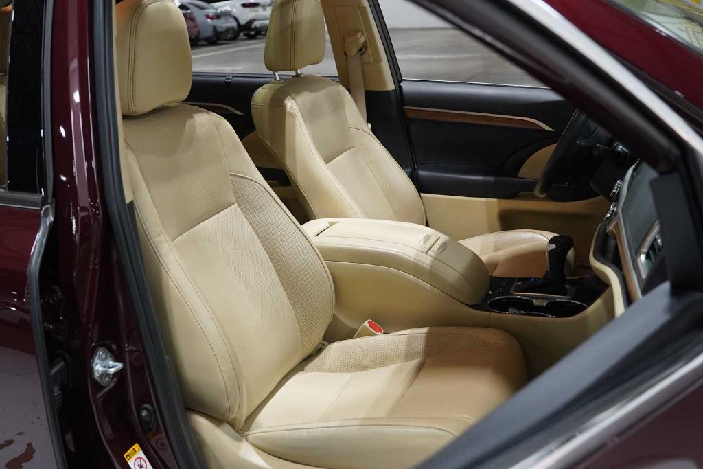 used 2019 Toyota Highlander car, priced at $27,786
