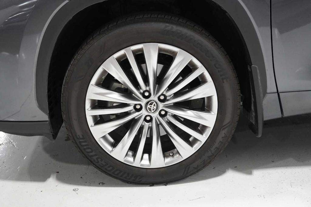 used 2024 Toyota Highlander car, priced at $49,989