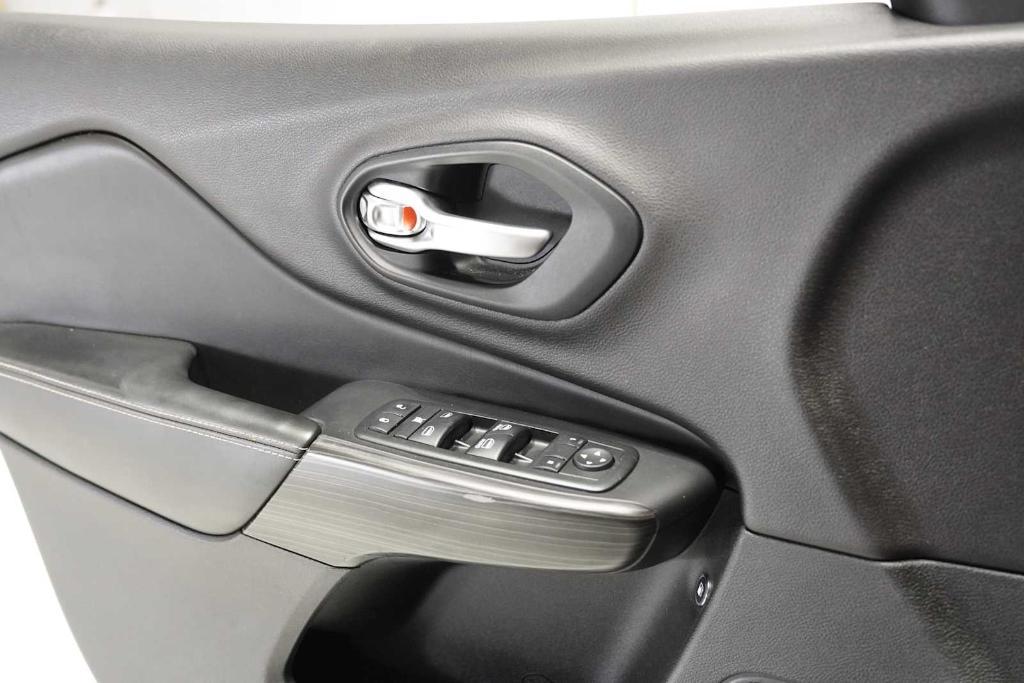 used 2014 Jeep Cherokee car, priced at $15,988