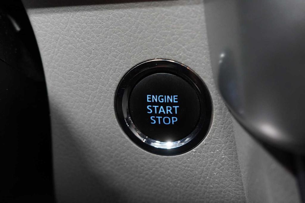used 2018 Toyota Highlander car, priced at $29,988