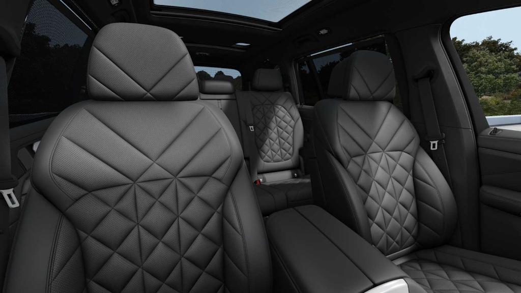 new 2026 BMW X7 car, priced at $100,145