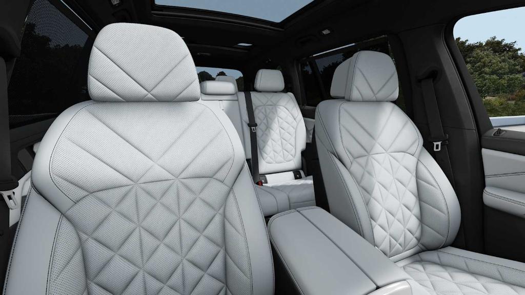 new 2025 BMW X7 car, priced at $94,580