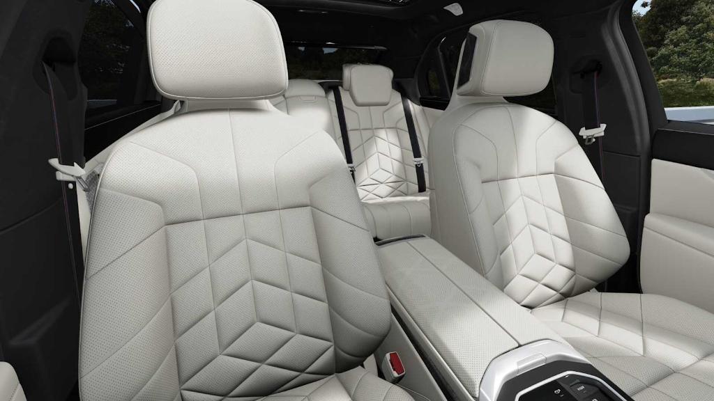 new 2025 BMW 760 car, priced at $141,730