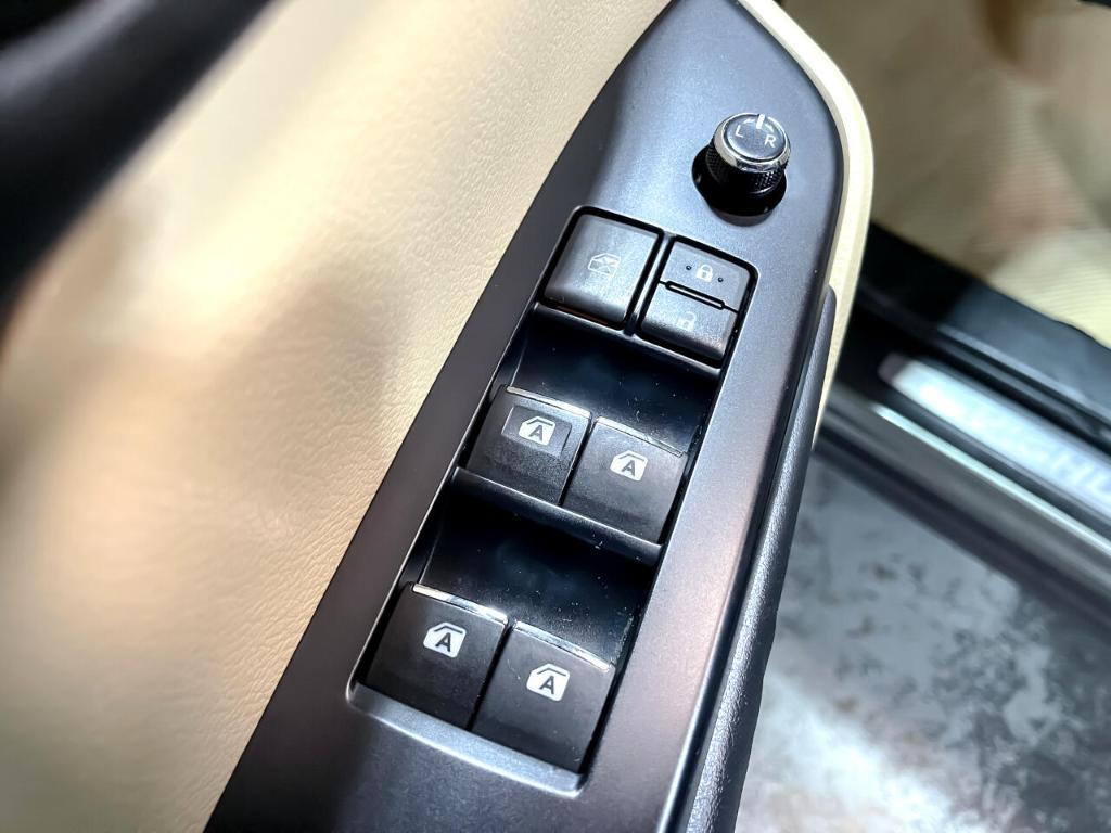 used 2015 Toyota Highlander Hybrid car, priced at $18,995