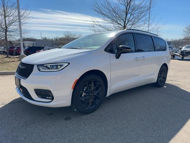 new 2024 Chrysler Pacifica car, priced at $47,757