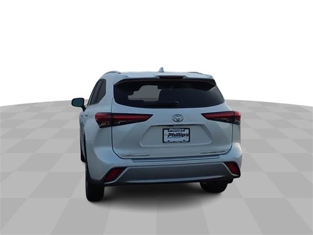 used 2021 Toyota Highlander car, priced at $37,027