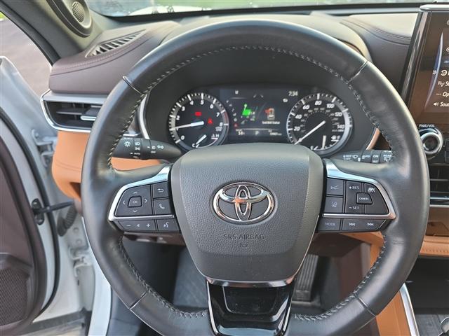 used 2021 Toyota Highlander car, priced at $37,027