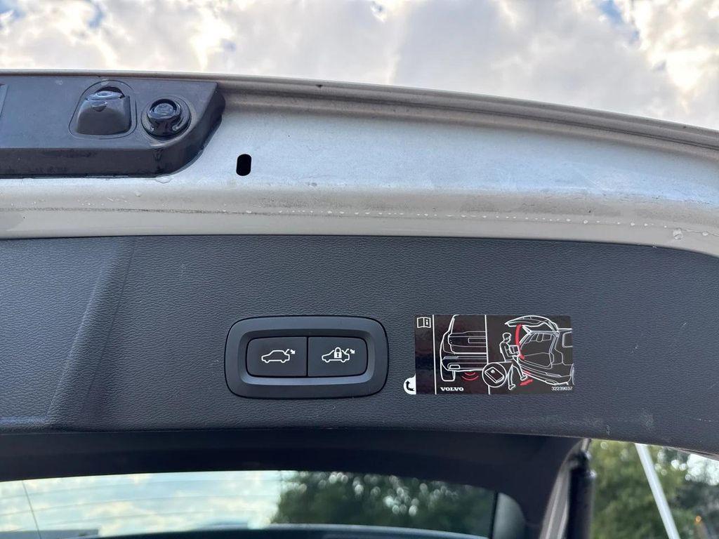 used 2020 Volvo XC40 car, priced at $25,900
