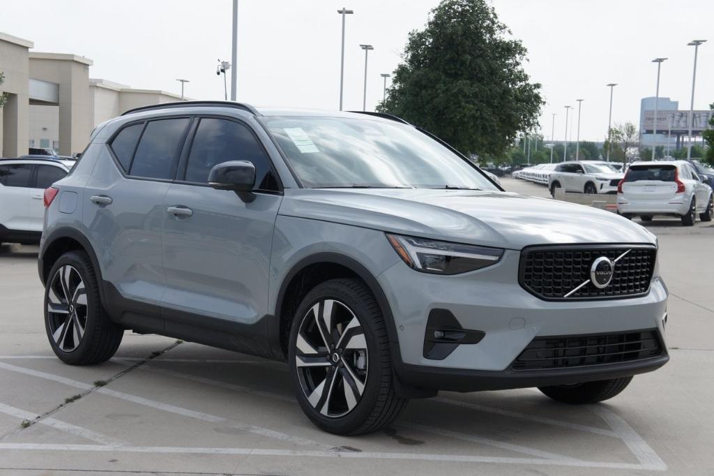 new 2024 Volvo XC40 car, priced at $49,377