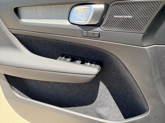 new 2025 Volvo XC40 car, priced at $51,565