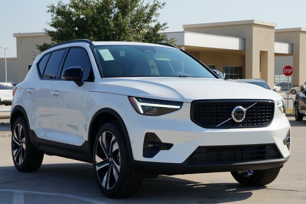 new 2024 Volvo XC40 car, priced at $46,211