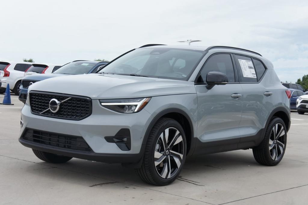 new 2025 Volvo XC40 car, priced at $50,235