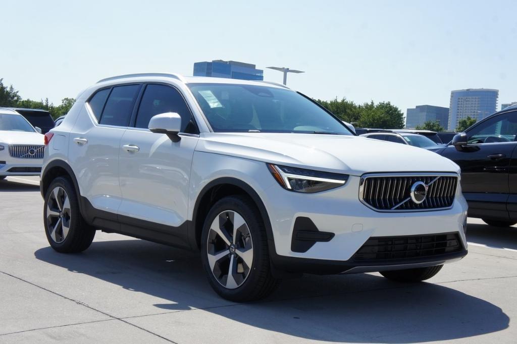 new 2025 Volvo XC40 car, priced at $46,015