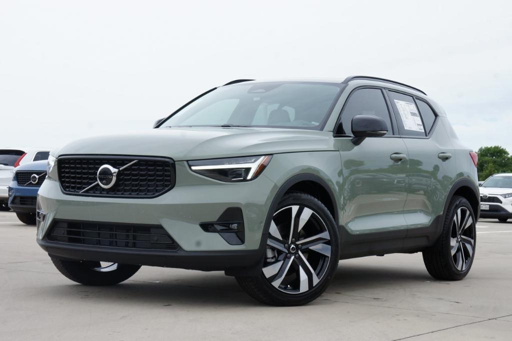 new 2025 Volvo XC40 car, priced at $50,590