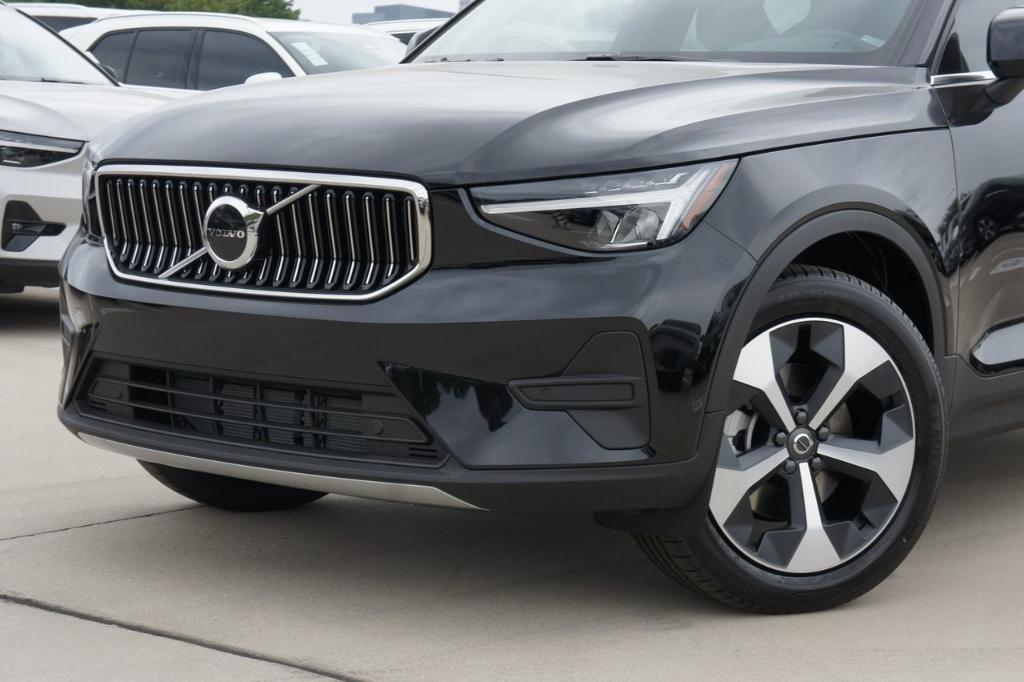 new 2025 Volvo XC40 car, priced at $46,015