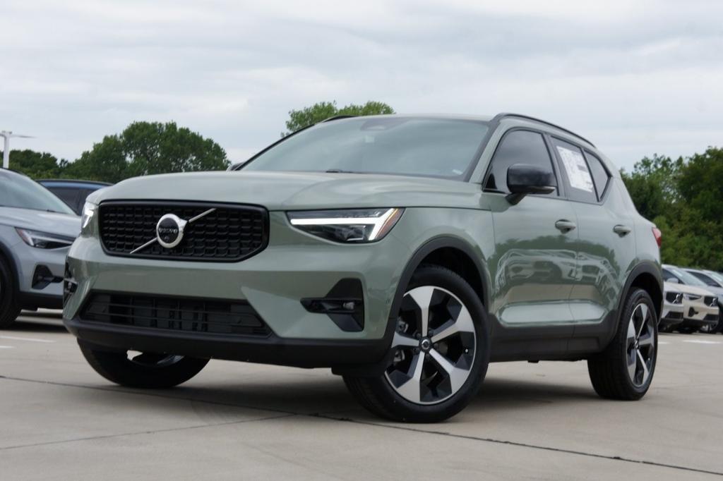 new 2025 Volvo XC40 car, priced at $47,315