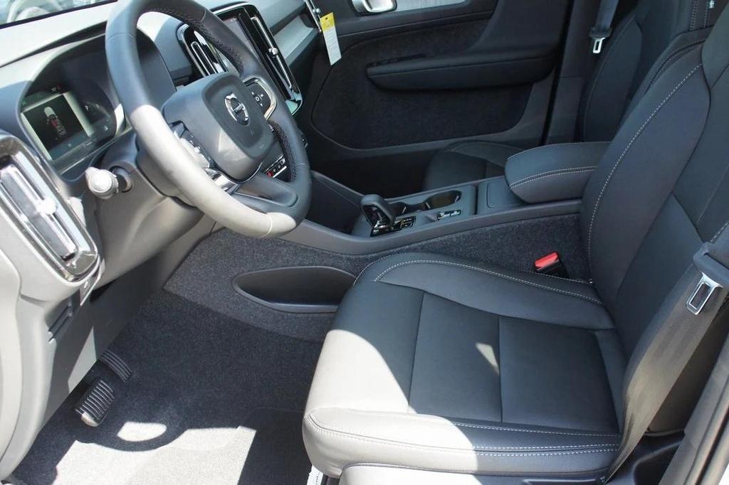 new 2025 Volvo XC40 car, priced at $46,035
