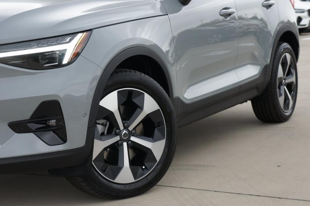 new 2025 Volvo XC40 car, priced at $47,315