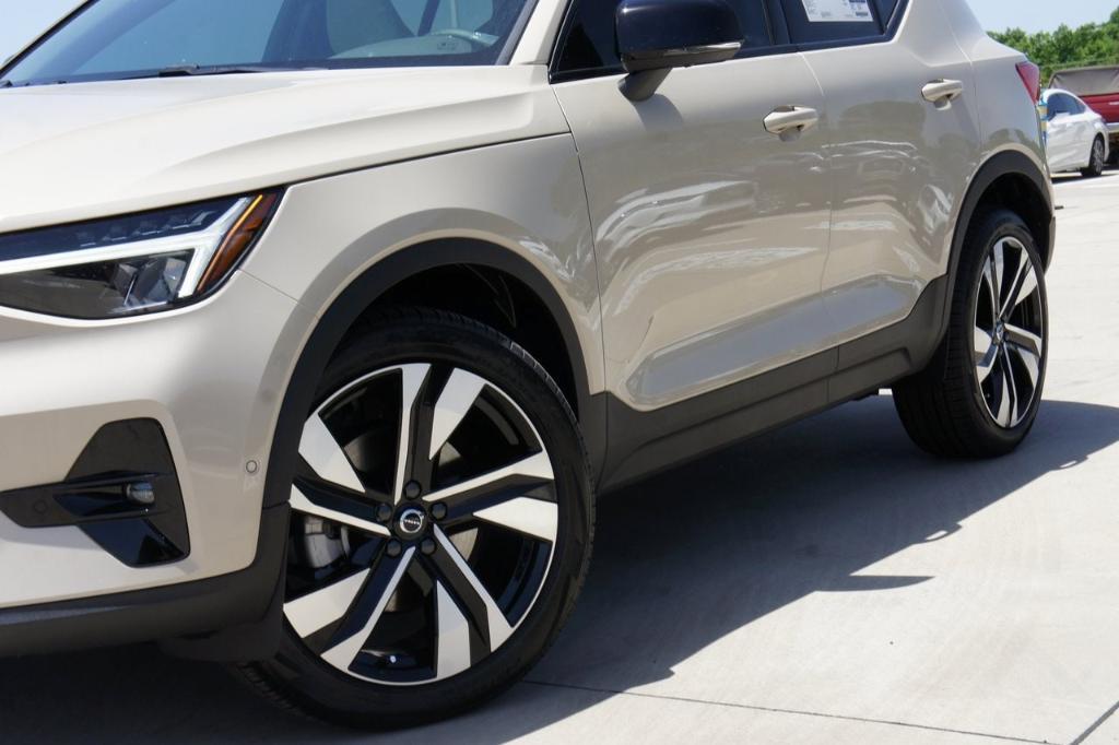 new 2025 Volvo XC40 car, priced at $49,240