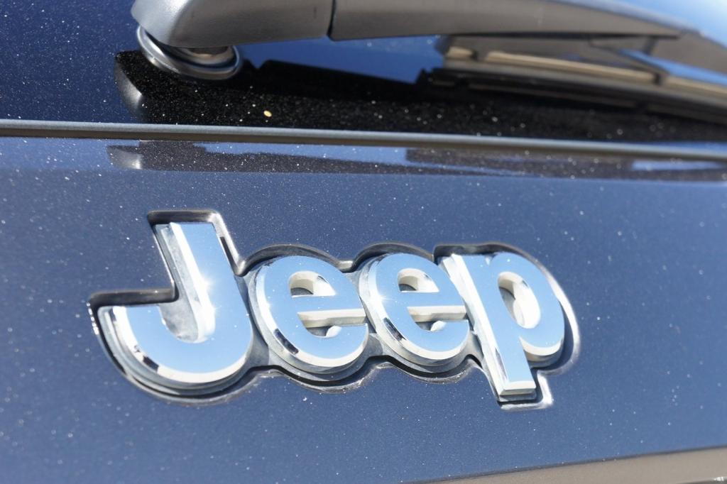 used 2018 Jeep Grand Cherokee car, priced at $17,039