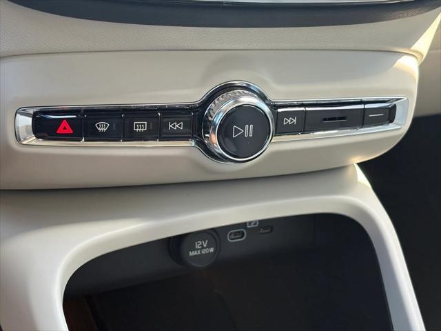 new 2025 Volvo XC40 car, priced at $51,015