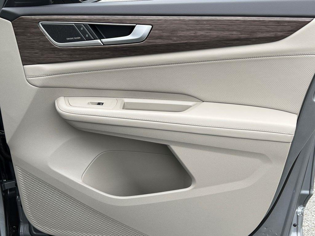new 2025 Volkswagen Atlas car, priced at $52,696