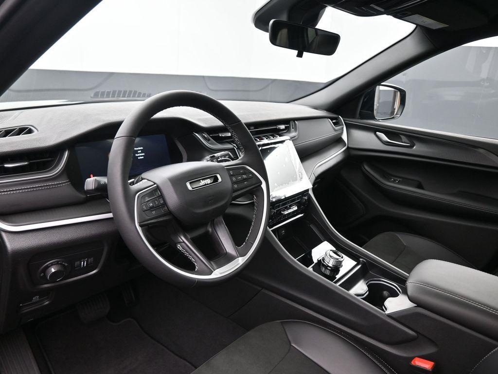 new 2025 Jeep Grand Cherokee car, priced at $45,375