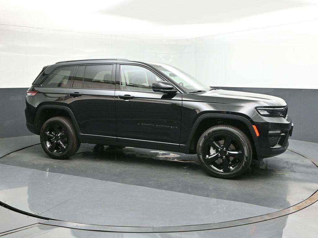 new 2025 Jeep Grand Cherokee car, priced at $45,520